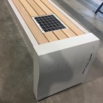 Banc avec panneau solaire encastré